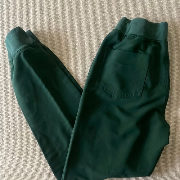 Green Women’s Scrub Set - Picture 4 of 4